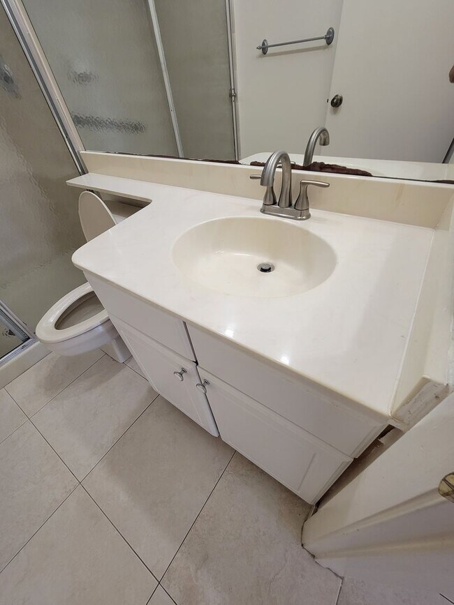 Building Photo - ***Beautiful Clean ready to move-in Condominium 2BR/2.BA ***