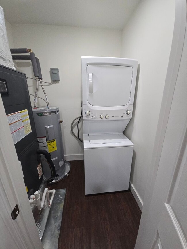 Building Photo - 1 bedroom with office and full bathroom