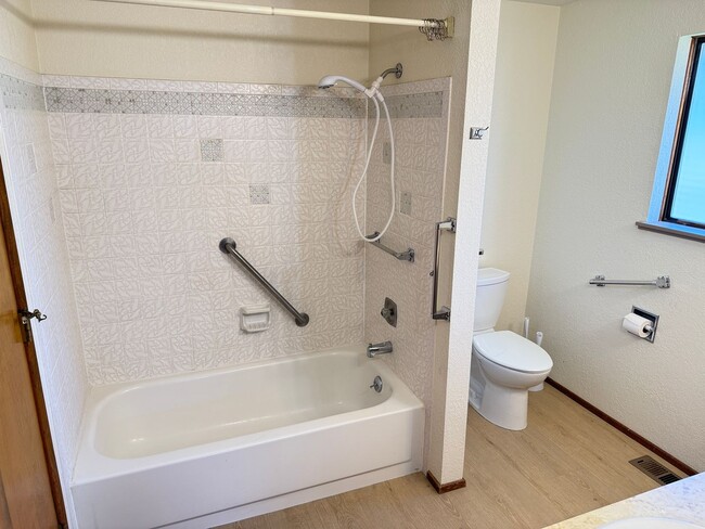 Building Photo - Well-kept house in desirable Thurston neighborhood!