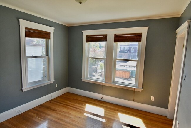 Building Photo - 106 Brook St