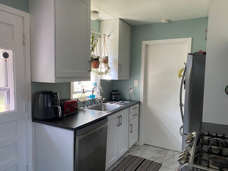 Kitchen - 528 E Cambourne St