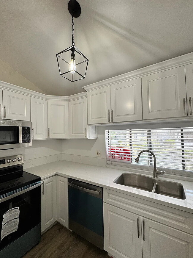 Building Photo - "Charming 1-Bedroom Retreat in Naperville - Perfect for Comfortable Living!"