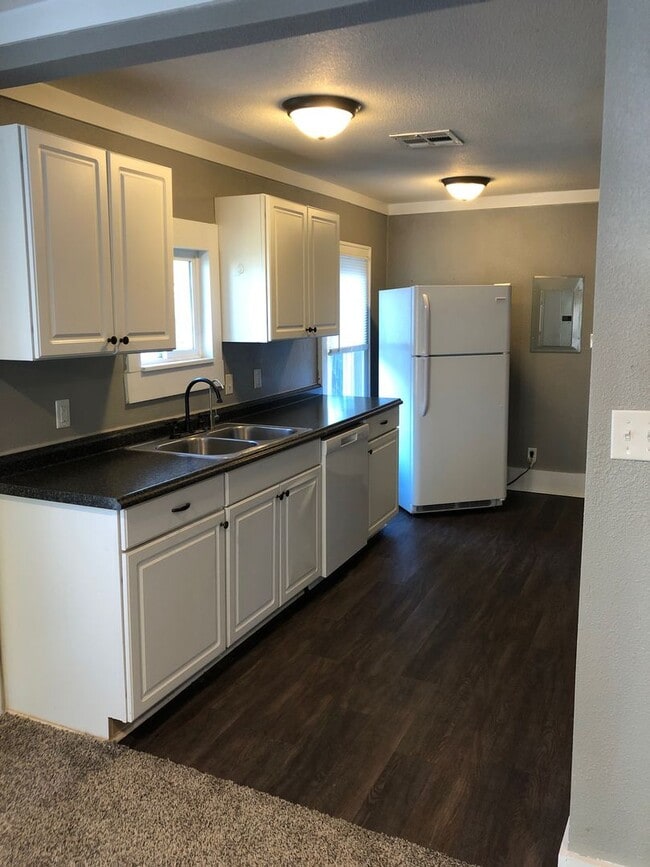 Building Photo - All brand new and updated, conveniently located in the heart of Norman!