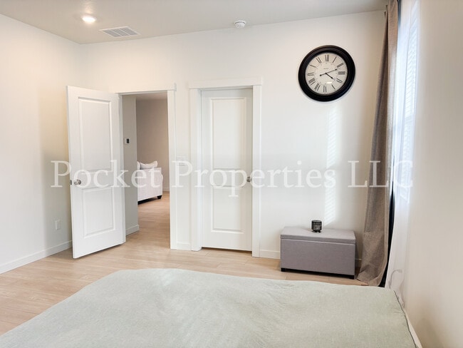 Building Photo - 577 W Norwich St