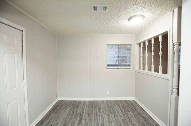 Building Photo - 715 Rose Ln