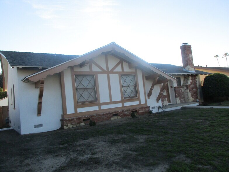 Building Photo - 7646 De Soto Ave