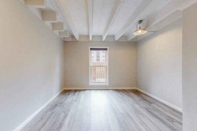 Building Photo - 1100 Alvarado Dr SE