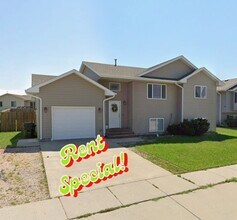 Building Photo - ~ RENT SPECIAL ~ HOLIDAY MERRINESS ~ Beautiful 3 Bedroom, 2 Bathroom Home for Rent