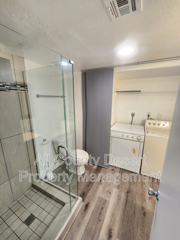 Building Photo - 400 N Sunrise Way