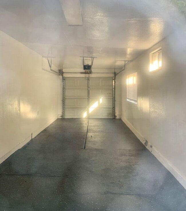 Building Photo - Great 3 bed 1.5 bath House with Garage in ...