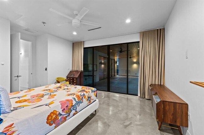 Building Photo - 5704 Driftwood Dr