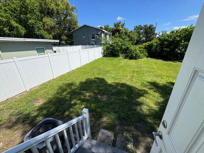Building Photo - 809 Bentley St