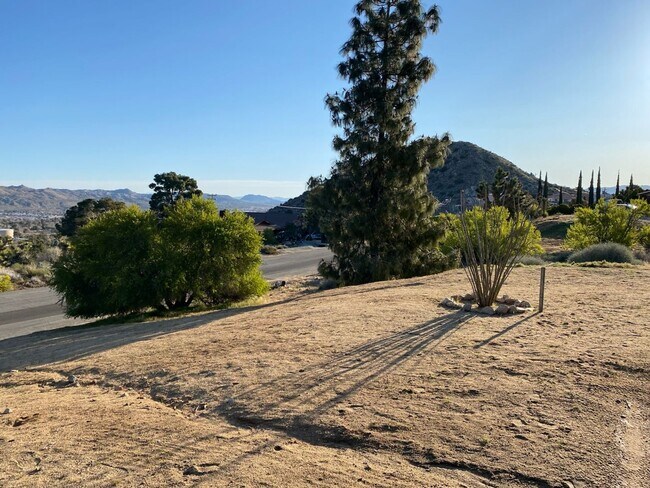 Building Photo - Great Views/3BED 2BATH/SOLAR/Move in ready