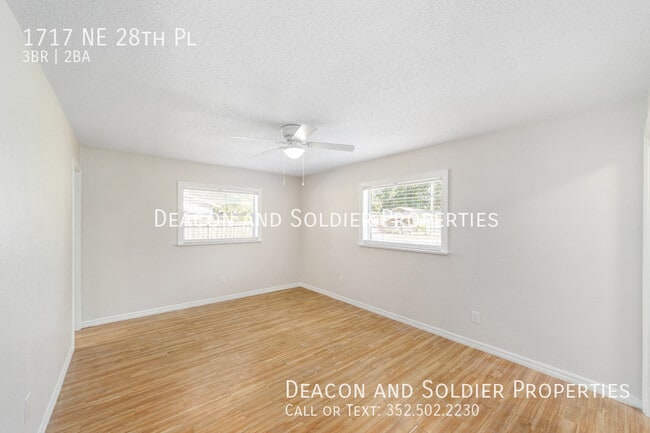 Building Photo - 1717 NE 28th Pl