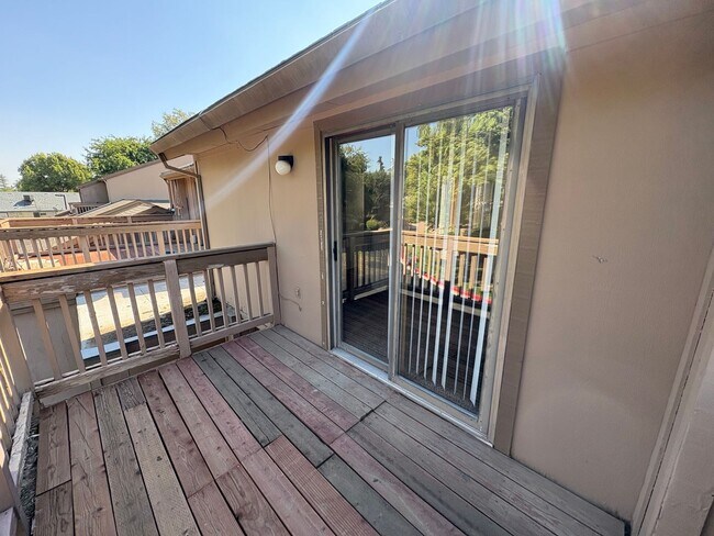 Building Photo - 3 Bedroom Home located in Westgate Neighbo...