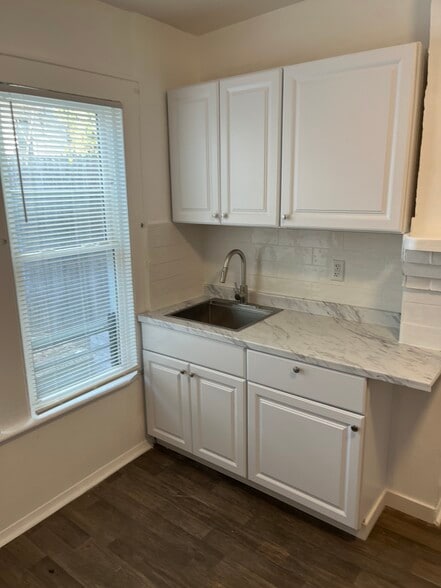 Building Photo - 44 N Bond St