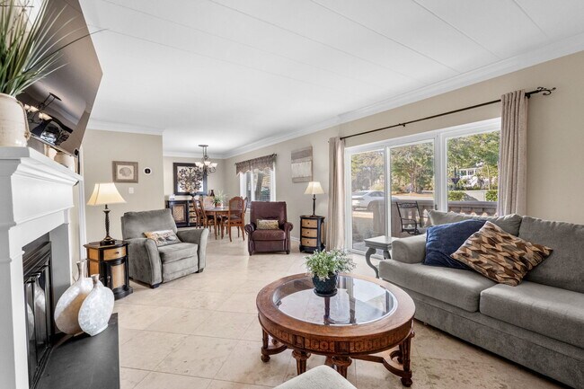 Building Photo - 10100 Lakeshore Dr