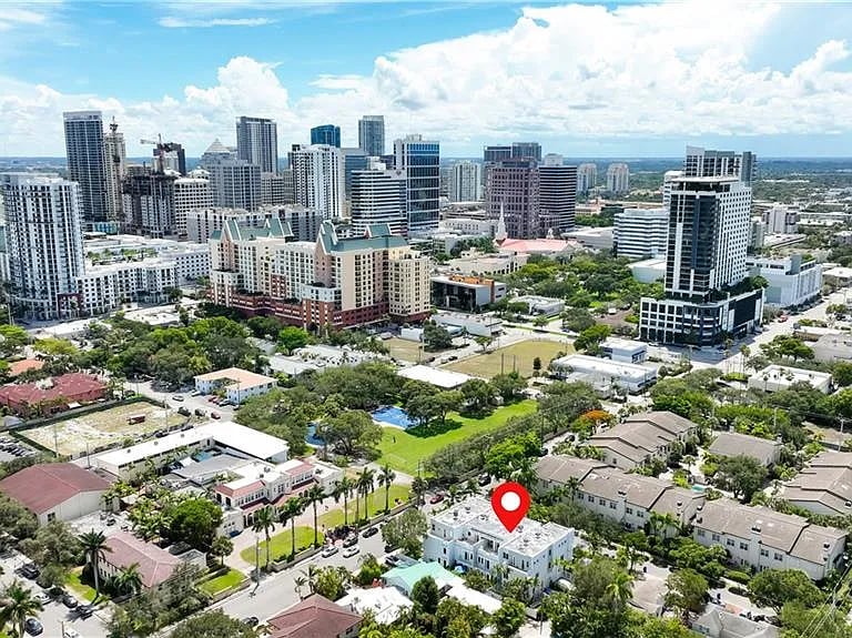 Building Photo - 302 NE 8th Ave