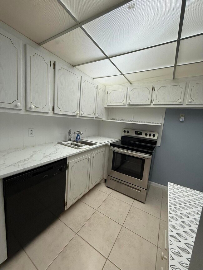 Building Photo - 322 Tilford O
