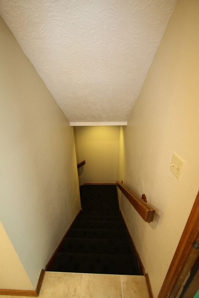 Building Photo - 4 Bedroom Eagle River Home!