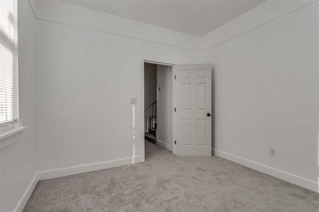 Building Photo - 2421 NW 18th St