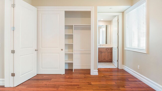 Building Photo - Newly constructed Townhouse Ready To Move-in
