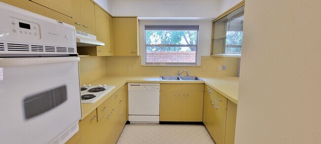 Building Photo - LARGE 2 BEDROOM 3 BATH CONDO IN COLONIAL PARK