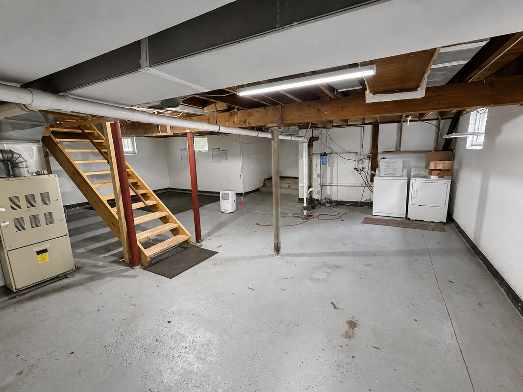 Building Photo - 17 Greenview Ave