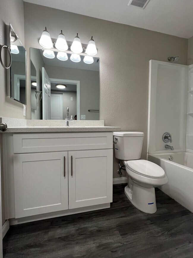 Building Photo - Newly Renovated Enclaves Condo!