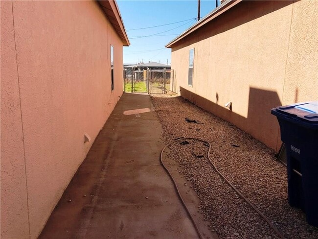 Building Photo - 6405 Salas Ln