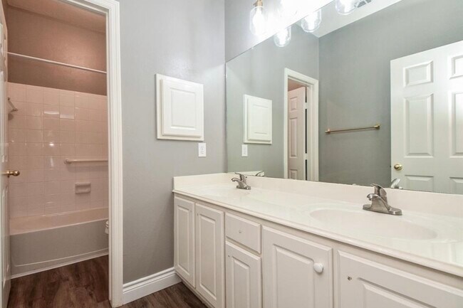 Building Photo - 18 E Knightsbridge Dr