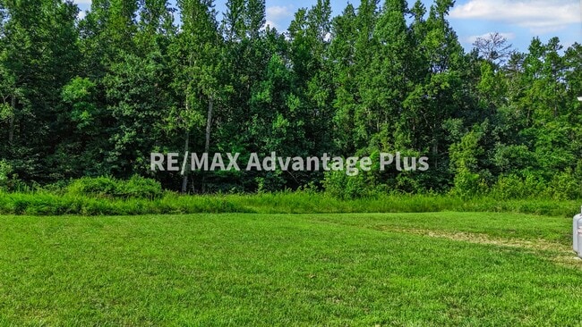 Building Photo - Picturesque 3-Bedroom Home with Cathedral ...