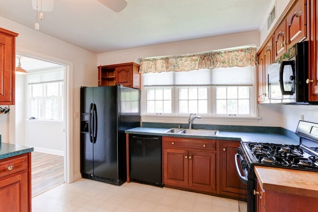 Building Photo - 4 bedroom, 2.5 bathroom home in Camp Hill