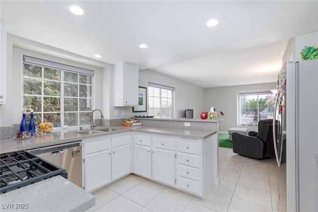 Building Photo - 9836 Russett Wood Cir