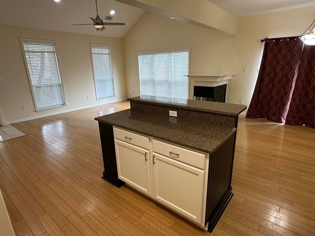 Building Photo - 1093 River Isle Dr