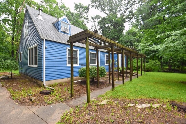 Building Photo - 4 bedroom 2.5 bath South Bend home on larg...