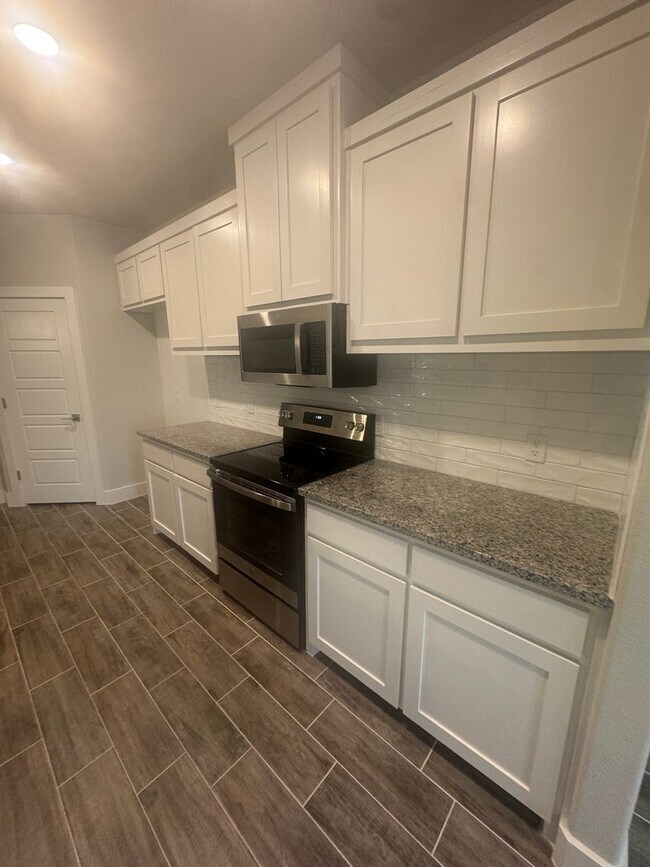 Building Photo - 3/2/2 Home for the Holidays - Move in Specials call to inquire