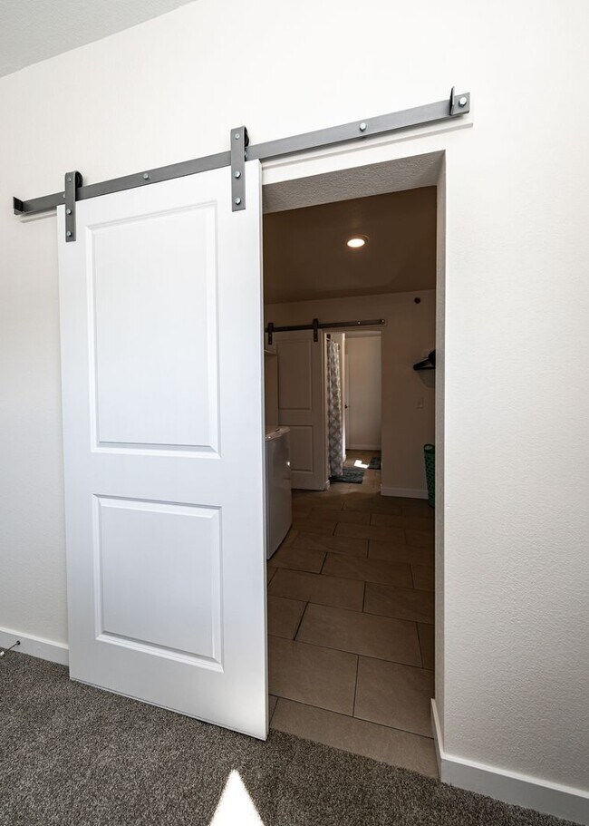 Building Photo - Westside 1 bed, 1 bath Luxury Apartment near Garden of the Gods