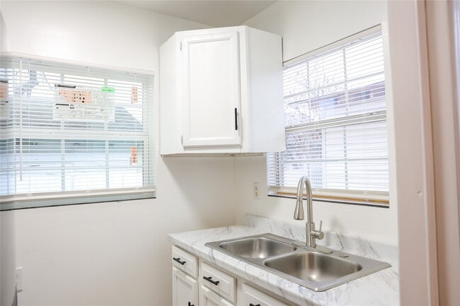 Building Photo - 10 Jenkins St