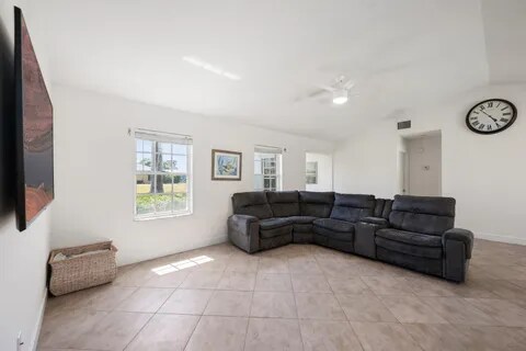 Building Photo - 131 NE Naranja Ave