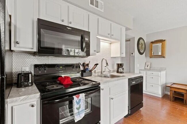 Building Photo - Adorable 1BR - Ground Entry Available FULLY FURNISHED