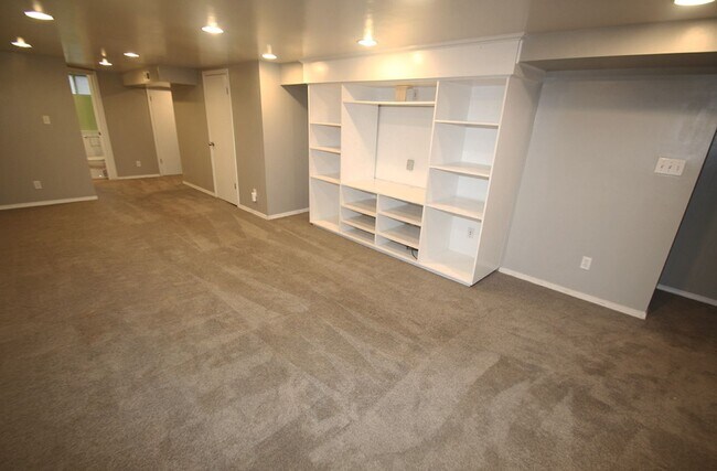 Building Photo - MOUNTLAKE TERRACE 3 BED, 2 BATH HOME FOR R...