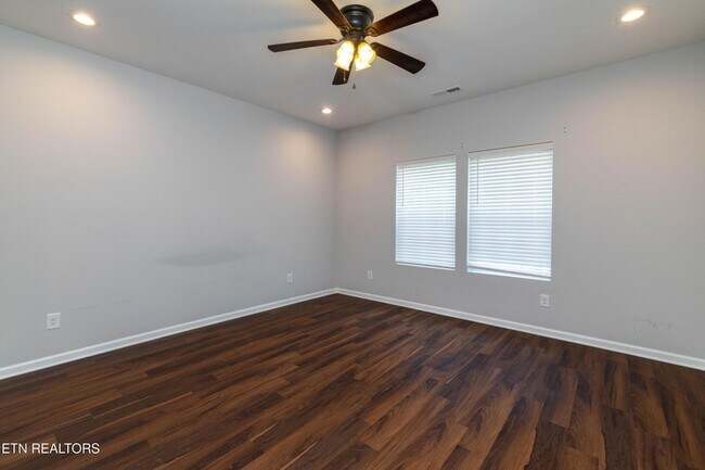 Building Photo - 619 Midlake Dr NE