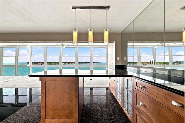 Building Photo - 7200 Sunshine Skyway Ln S