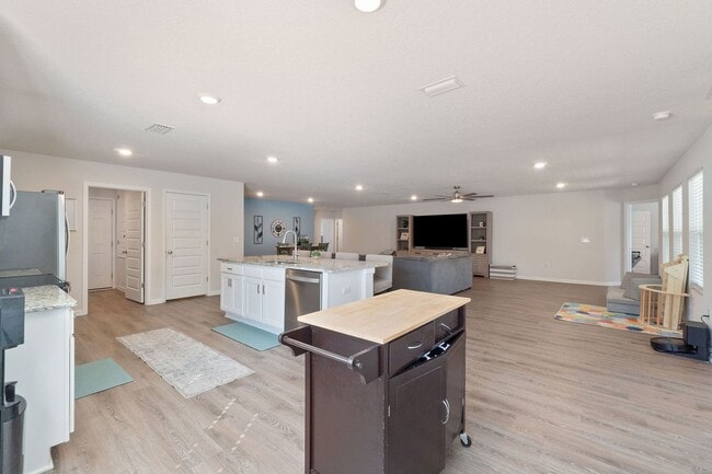 Building Photo - Gorgeous and Spacious 5/3 Home with Commun...