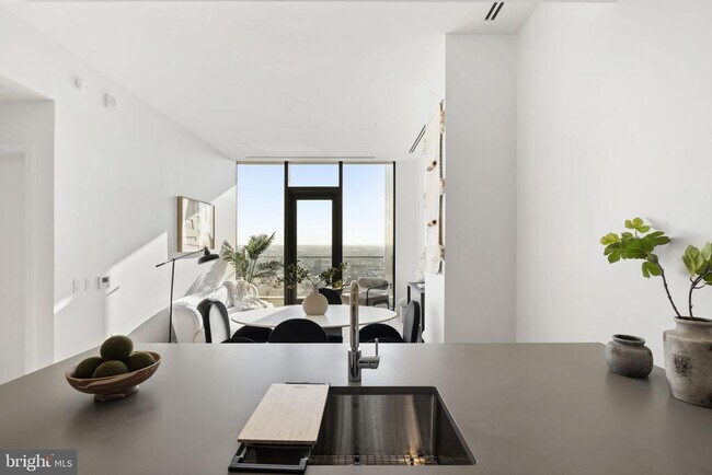 Building Photo - 210 S 12th St