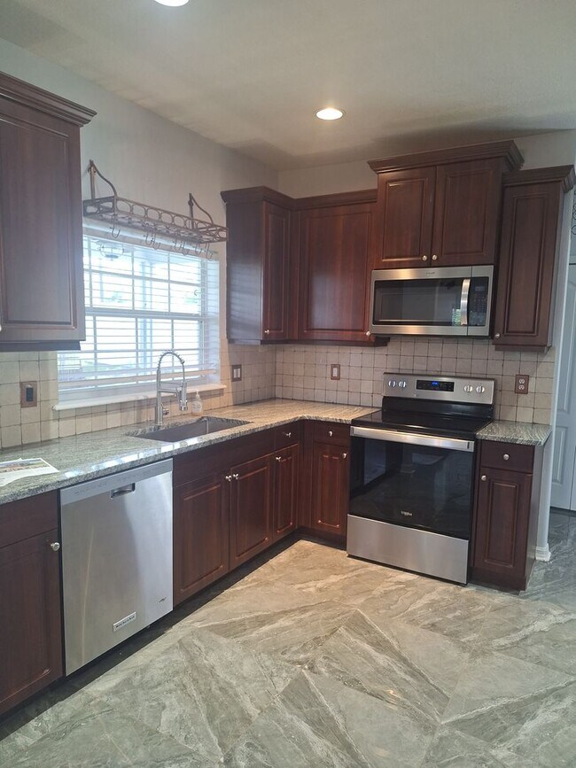 Building Photo - VA-VA ROOM! 5 BR  Home in Debary Country C...