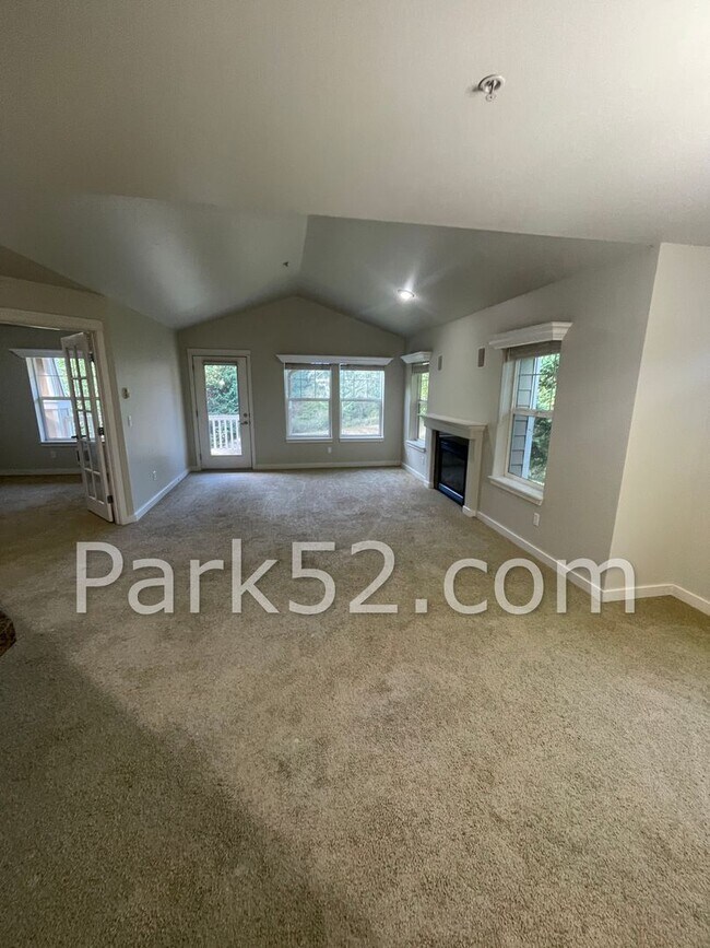 Building Photo - 3 Bedroom Condo in DuPont