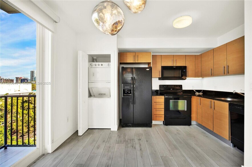 Building Photo - 2701 SW 3rd Ave