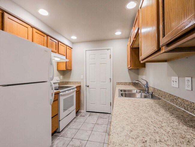 Building Photo - 417 Pine Ave